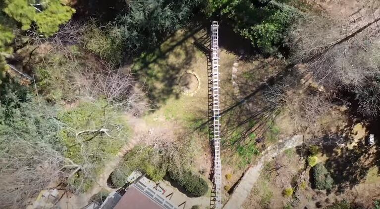 Este chico de 19 años construye una montaña rusa en su casa en menos de 3 semanas