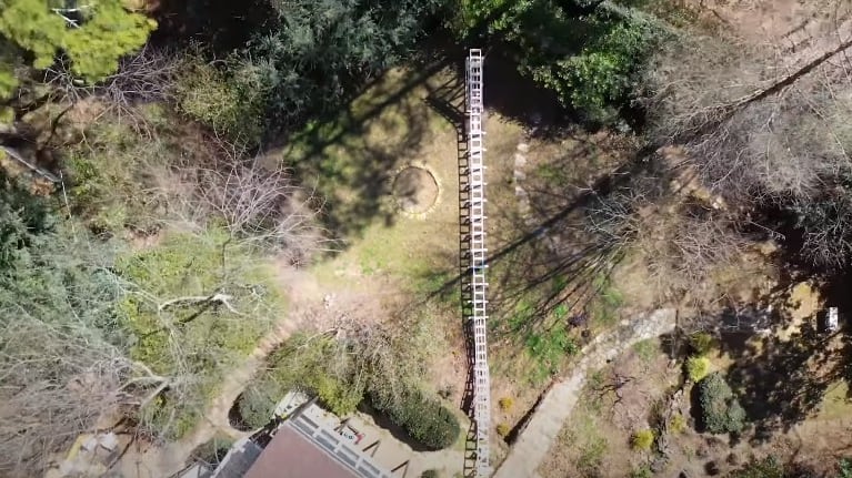 Este chico de 19 años construye una montaña rusa en su casa en menos de 3 semanas