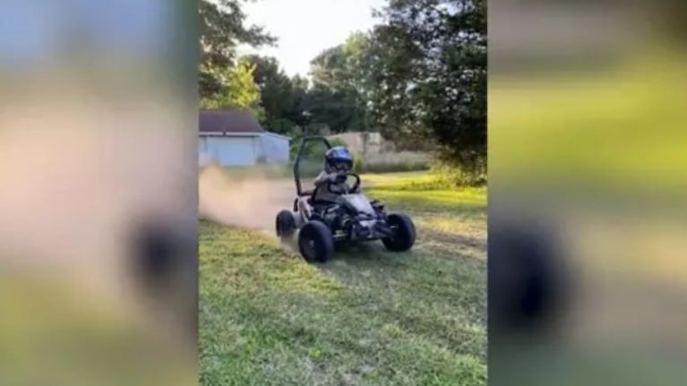 Este chico es una joven promesa del automovilismo