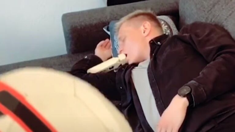Este chico hace una broma a su compañero con un silbato y se hace viral