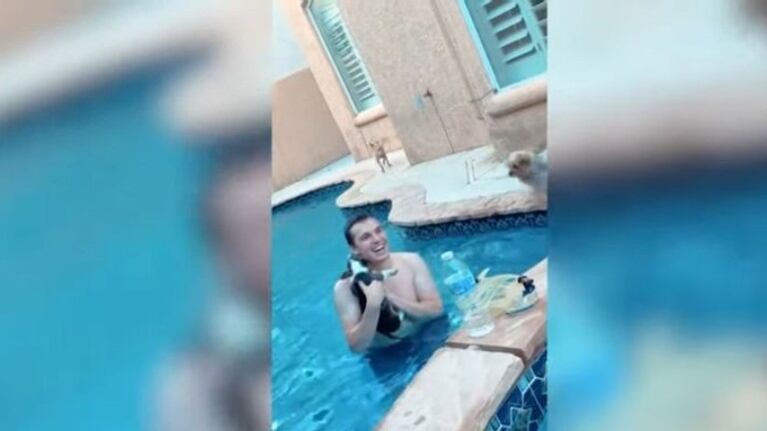Este corgi de tres meses se llevó el susto de su vida al caer al agua de una piscina mientras jugaba 