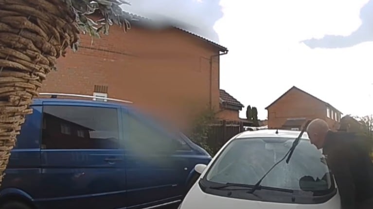Este es el doloroso momento en que una mujer pilla el pie de su padre con un coche de 1.320 kilos