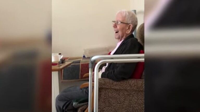 Este es el emotivo momento en que un hombre con Alzheimer se transportó a su infancia