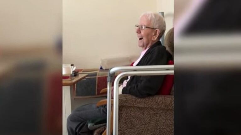 Este es el emotivo momento en que un hombre con Alzheimer se transportó a su infancia