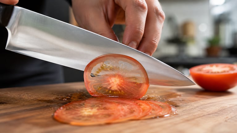 Este es el truco casero que usan los chefs profesionales para tener los cuchillos siempre afilados. Foto: IA