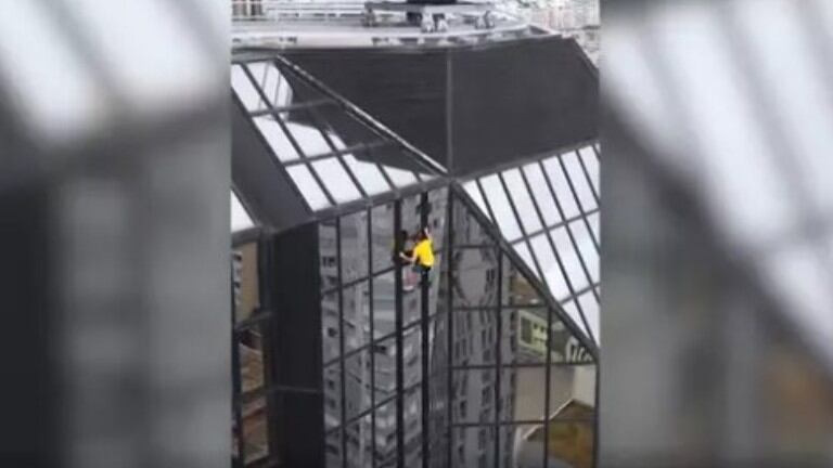 Este escalador trepa por un rascacielos de París
