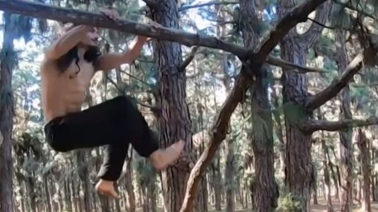 Este especialista en parkour extremo se transforma en el Tarzán de la vida real en un bosque de Marruecos