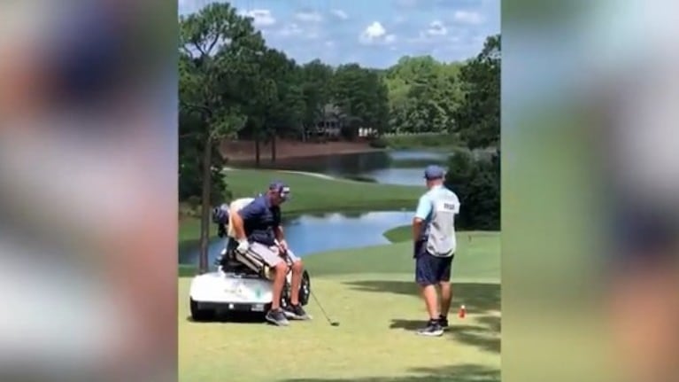 Este golfista puede jugar al golf gracias a su silla de ruedas adaptada
