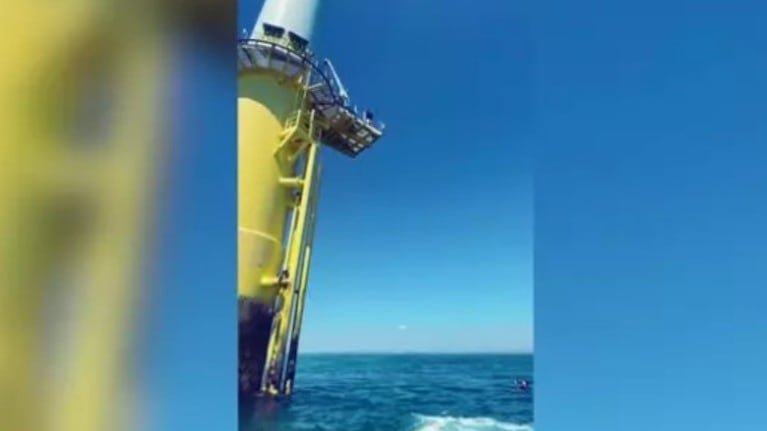 Este grupo de saltadores se lanzan al mar desde los sitios más atrevidos