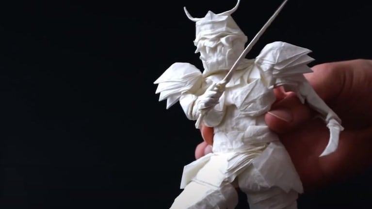 Este guerrero samurái de origami se hizo en 50 horas y con una sola hoja de papel