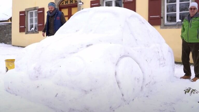 Este hombre de 67 años y unos vecinos construyen un coche con la nieve que le mandó quitar su mujer