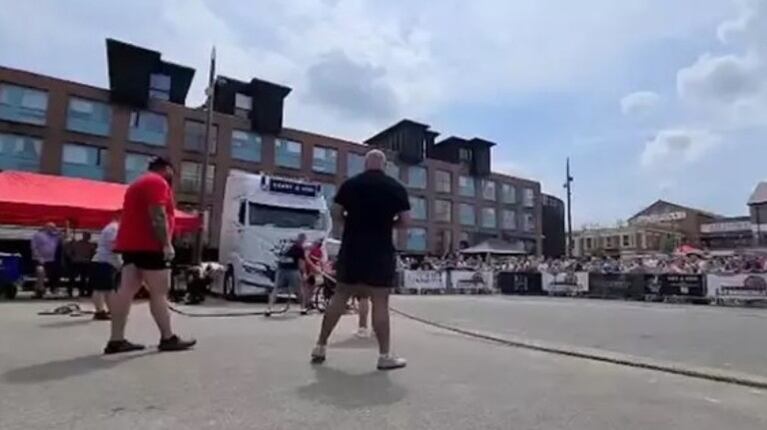 Este hombre en silla de ruedas bate el récord Guinness de arrastre de camiones al tirar de diez toneladas