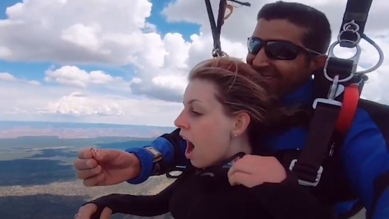 Este hombre pide matrimonio a su novia mientras se tiran desde 13.000 pies de altura en paracaídas