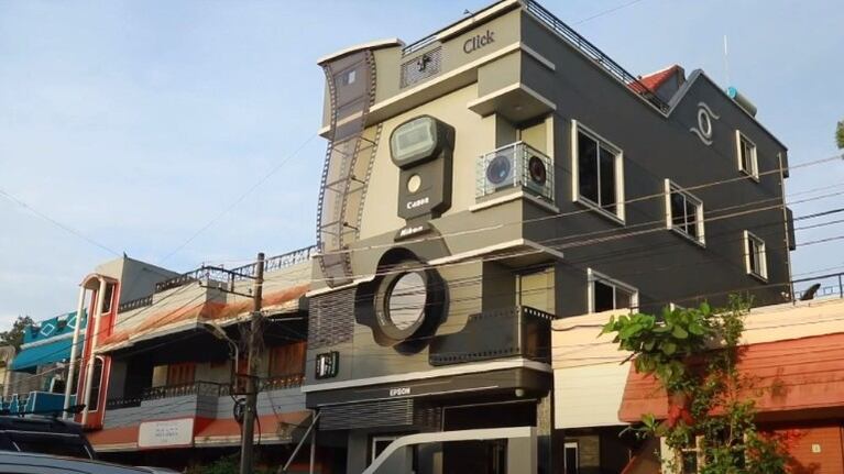  Este hombre que ha logrado su sueño de tener una casa con forma de cámara de fotos