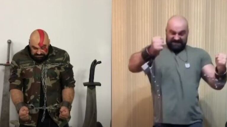  Este hombre que rompe cadenas con la fuerza de sus músculos