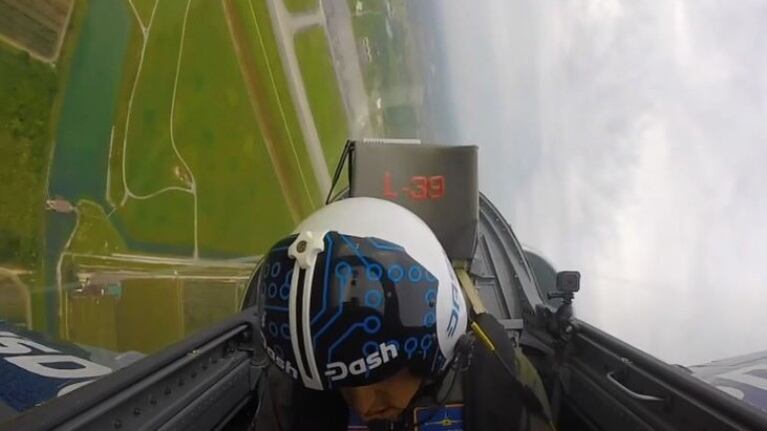 Este hombre se desmaya durante un vuelo debido a la fuerza G durante una maniobra