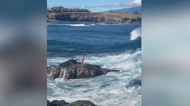 Este hombre se quedó varado en unas rocas durante un gran oleaje y un grupo de amigos intentó rescatarlo
