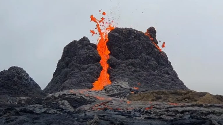 Este hombre se sube al volcán Fagradalsfjall para capturar de cerca estas impresionantes imágenes de su erupción