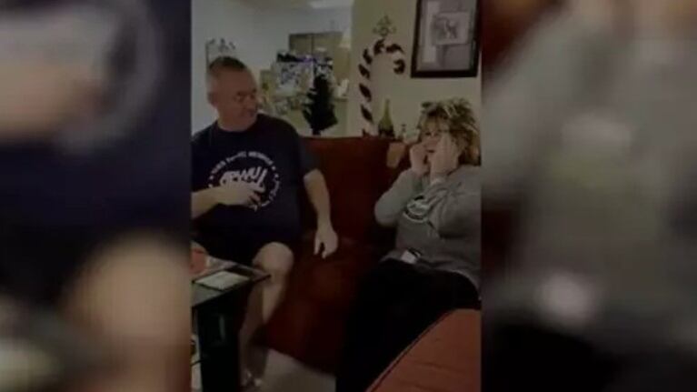 Este hombre sorprendió a su mujer con un anillo después de que ella tuviera que vender su alianza hace 20 años