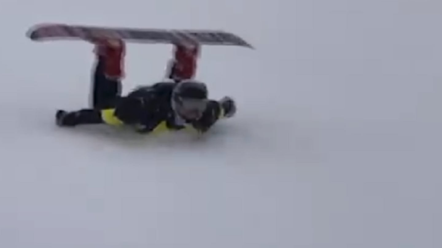 Este hombre tiene una curiosa manera de practicar el Snowboarding