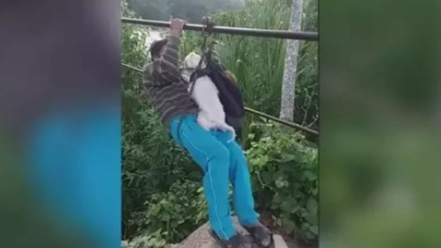 Este hombre utilizó una tirolina para cruzar un río junto a su perro