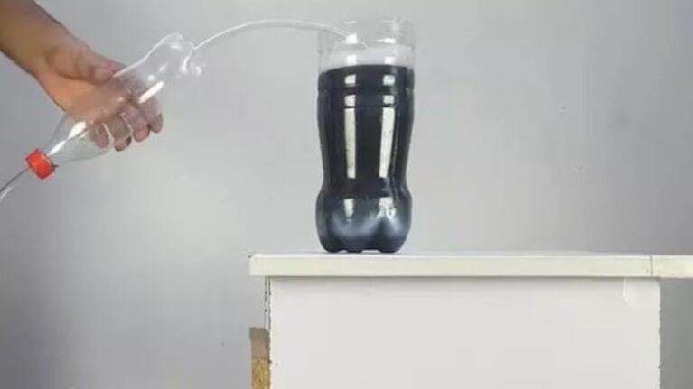 Este ingeniero fabrica una bomba de agua a partir de una botella de plástico