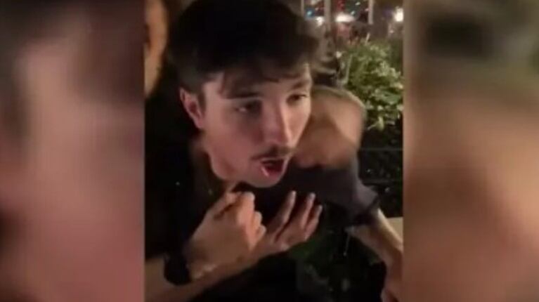 Este joven fue sorprendido por su hermana a la que no veía desde hace dos años tras mudarse