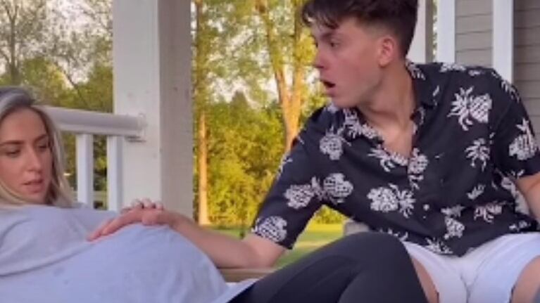 Este joven reacciona de manera hilarante después de tocar el vientre de su amiga por primera vez