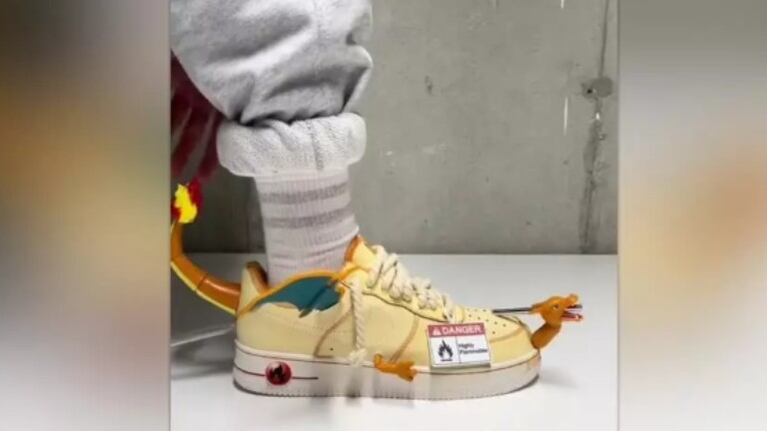 Este joven transforma sus zapatillas en merchandising de Pokemon