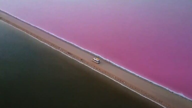 Este lago australiano puede cambiar de color entre el rosa, el blanco o el azul