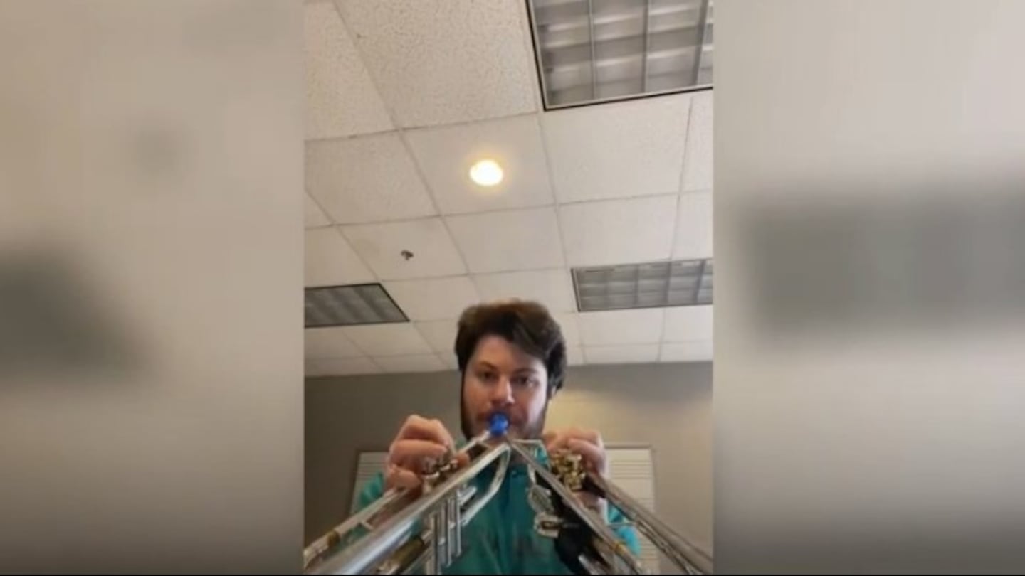 Este músico es capaz de tocar dos trompetas a la vez utilizando un sola boquilla creada por él mismo