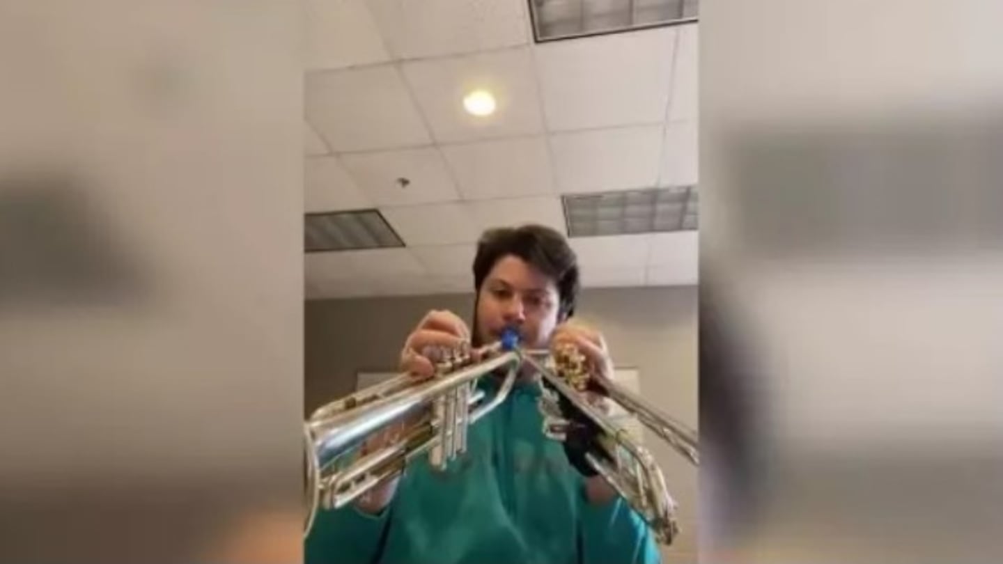 Este músico es capaz de tocar dos trompetas a la vez utilizando una sola boquilla creada por él mismo