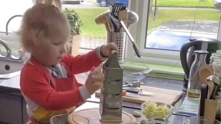 Este niño de dos años ayuda en la elaboración del menú familiar: cortando, pelando y rallando alimentos
