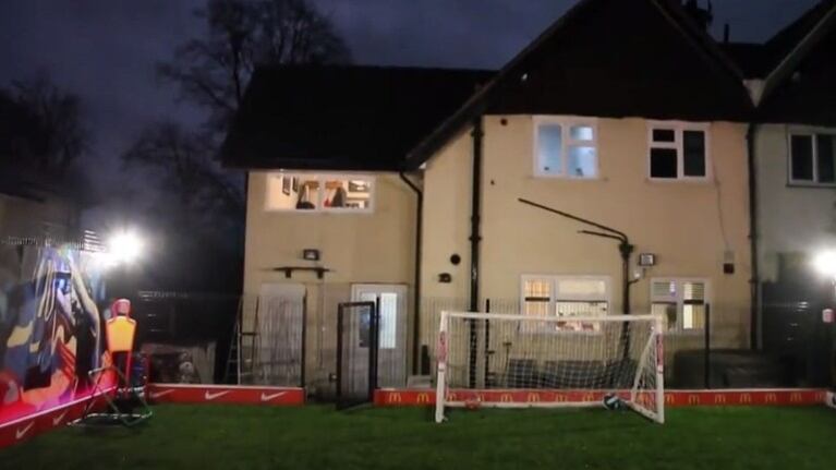 Este padre construye un campo de fútbol profesional en su casa para que sus hijos no pierdan entrenamientos