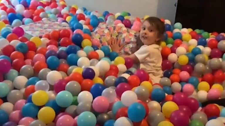 Este padre convierte su sala de estar en una piscina de bolas para sorprender a su hija por su cumpleaños