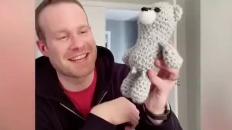 Este padre cosió por error un peluche inadecuado para su hijo