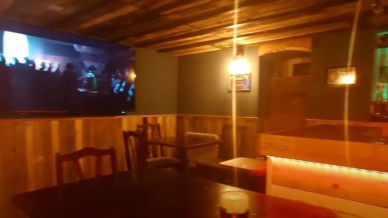 Este padre ha transformado su sótano, antes húmedo y sin uso, en un bar rústico