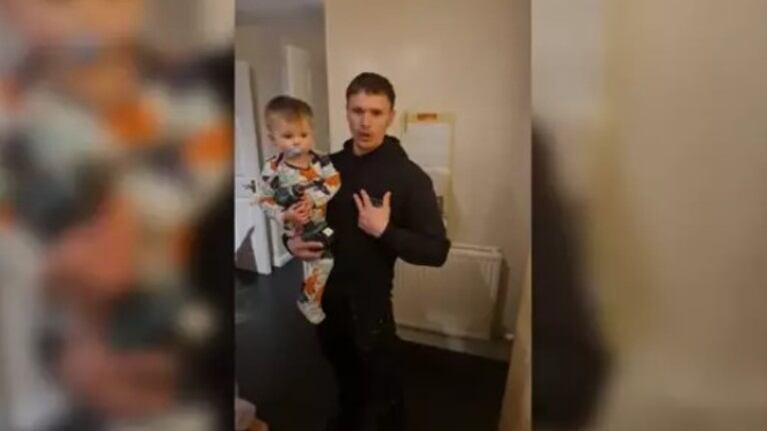 Este pequeño de tres años ayuda a su padre en sus tareas de bricolaje