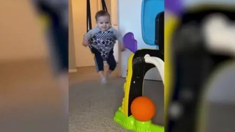 Este pequeño divierte a las redes jugando al fútbol con sólo dos años