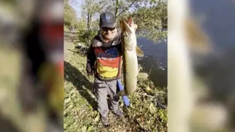 Este pescador consigue atrapar a un enorme pez: es casi más grande que él