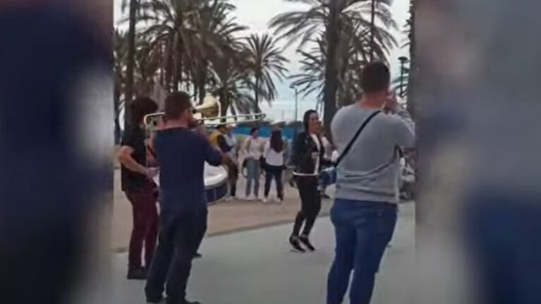 Este pomerania se llevó toda la atención de los lugareños cuando se puso a bailar al ritmo de una banda en directo