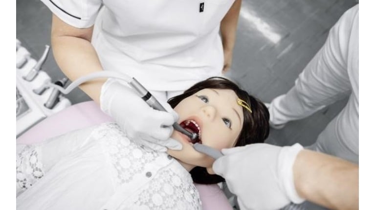  Este robot humanoide simula el comportamiento de un niño en el dentista