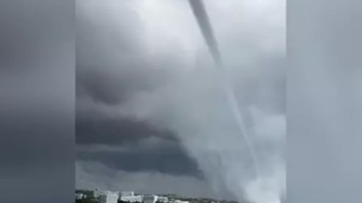 Este turista graba la formación de un tornado en una playa de Chipre