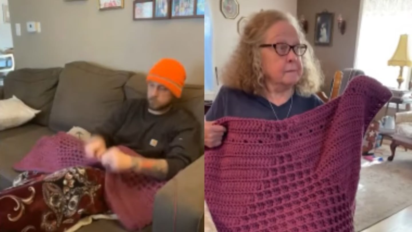 Este veterano de guerra teje una manta para la abuela de su mujer en agradecimiento