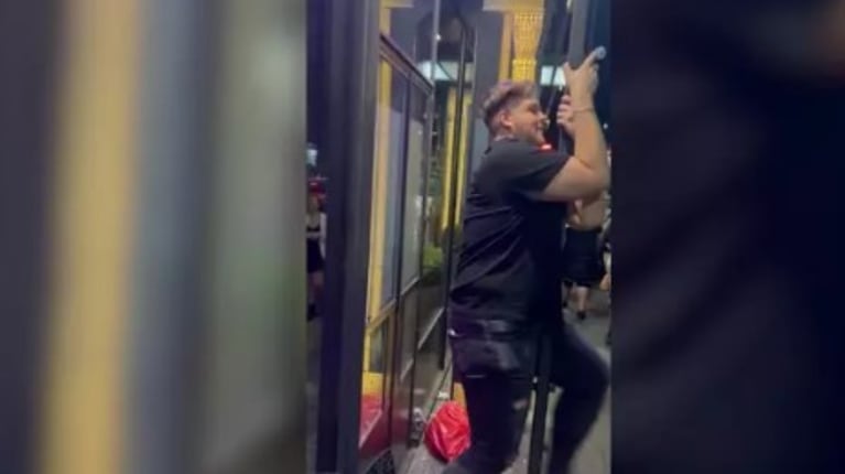 Este vídeo capta el momento en el que este joven se rasga los pantalones en un poste
