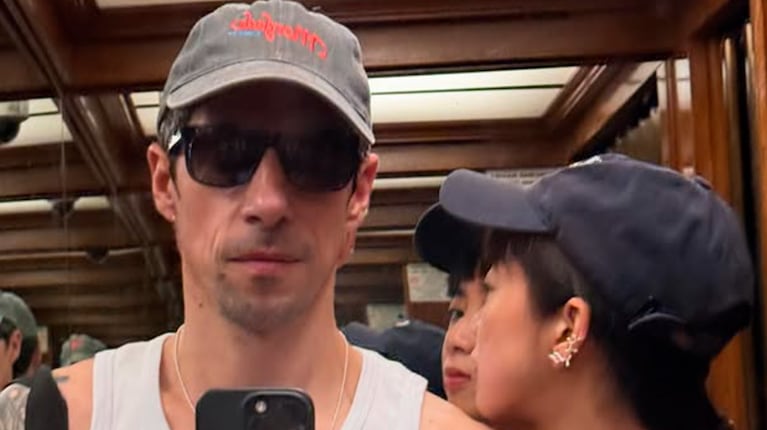 Esteban Lamothe se mostró muy sensual con su novia. Foto: IG | estebanlamothe