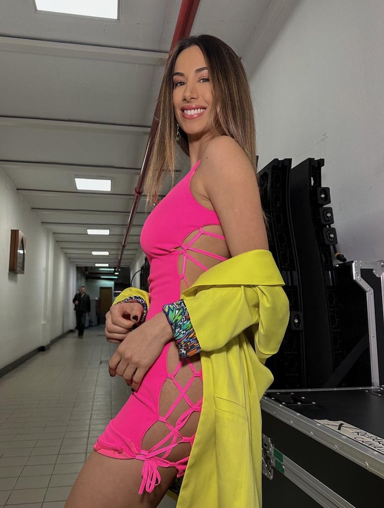 Estefi Berardi lució un minivestido fucsia para usar sin ropa interior: las fotos