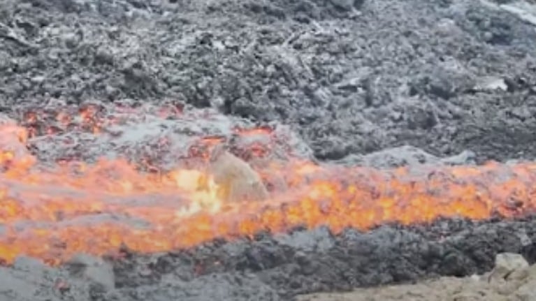 Esto es lo que le pasa a una roca cuando entra en contacto con una corriente de lava