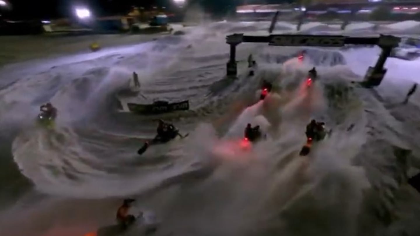 Estos drones captaron las increíbles imágenes de una carrera de snocross en Estados Unidos