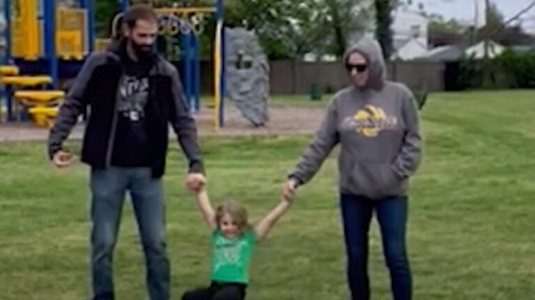 Estos padres intentan un reto viral con su hija, pero acaba en un fallo épico